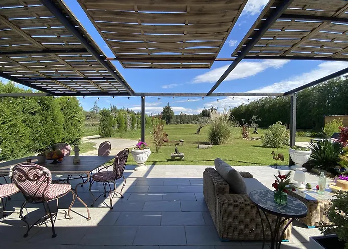 Le Galinie Chic\'Art. Un Bel Atelier Avec Piscine