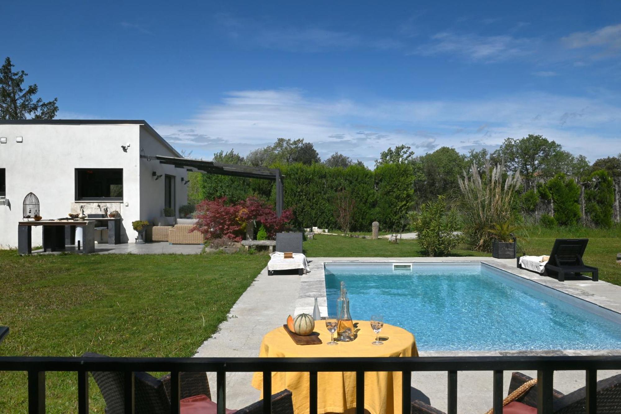 Holiday home Le Galinie Chic'art. Un Bel Atelier Avec Piscine *