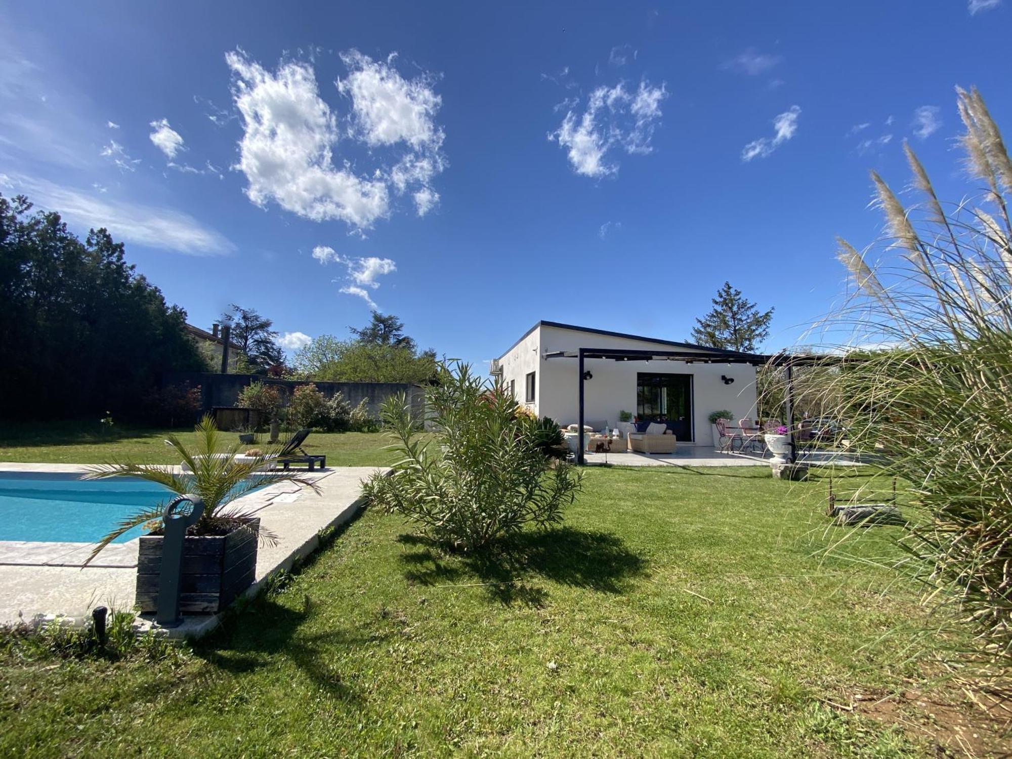 Holiday home Le Galinie Chic'art. Un Bel Atelier Avec Piscine *